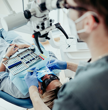 Zahnärztin bei der Arbeit